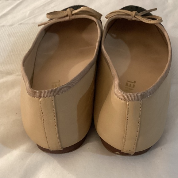 Chanel
Chanel Beige/Black Leather CC Cap Toe Bow Ballet Flats - Picture 7 of 13